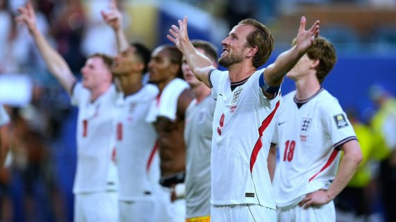 Harry Kane, en primer plano, celebra junto a varios de sus compañeros el pase de Inglaterra a las semifinales del Mundial 2026.