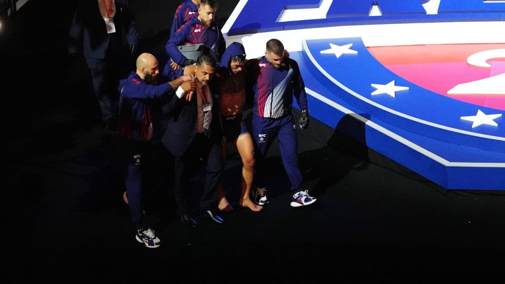 Aleksandre Topuria acompaña a su hermano Ilia fuera del octógono tras su derrota ante Justin Gaethje.