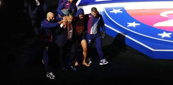 Aleksandre Topuria acompaña a su hermano Ilia fuera del octógono tras su derrota ante Justin Gaethje.