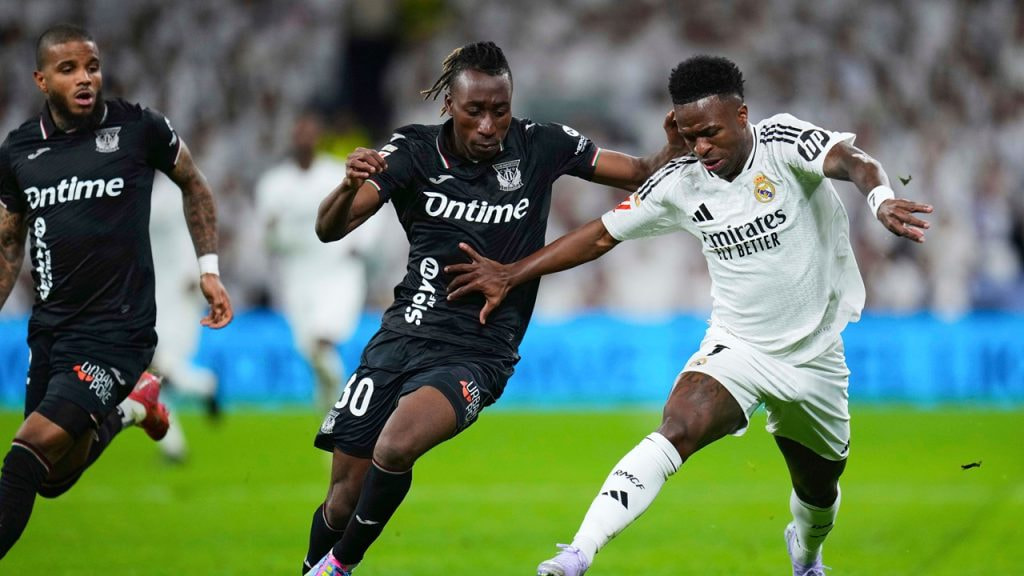 Yan Diomande (CD Leganés) disputa un balón a Vinícius Jr. (Real Madrid) en un partido de Liga en marzo de 2025.