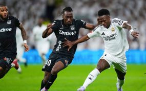 Yan Diomande (CD Leganés) disputa un balón a Vinícius Jr. (Real Madrid) en un partido de Liga en marzo de 2025.