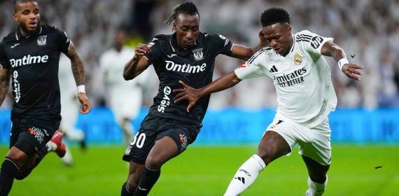 Yan Diomande (CD Leganés) disputa un balón a Vinícius Jr. (Real Madrid) en un partido de Liga en marzo de 2025.