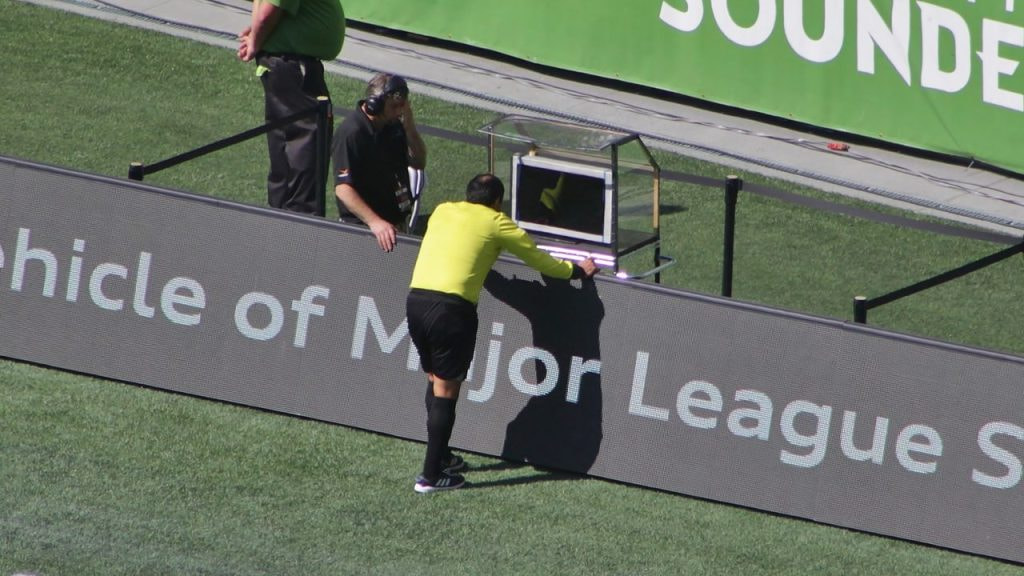 Un árbitro revisa una jugada en el VAR, tecnología que se potenciará con IA en el Mundial 2026