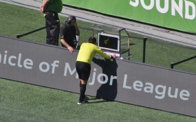 Un árbitro revisa una jugada en el VAR, tecnología que se potenciará con IA en el Mundial 2026