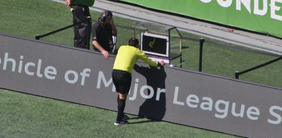 Un árbitro revisa una jugada en el VAR, tecnología que se potenciará con IA en el Mundial 2026