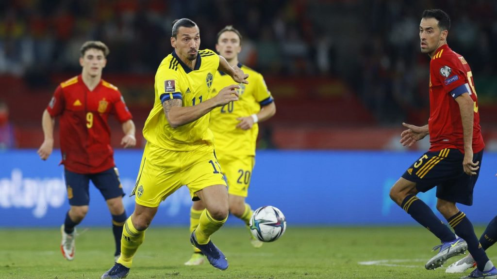Zlatan Ibrahimovic controla un balón entre Gavi y Sergio Busquets durante la fase de clasificación hacia el Mundial de Catar 2022.