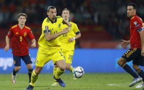 Zlatan Ibrahimovic controla un balón entre Gavi y Sergio Busquets durante la fase de clasificación hacia el Mundial de Catar 2022.