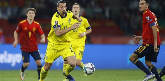 Zlatan Ibrahimovic controla un balón entre Gavi y Sergio Busquets durante la fase de clasificación hacia el Mundial de Catar 2022.