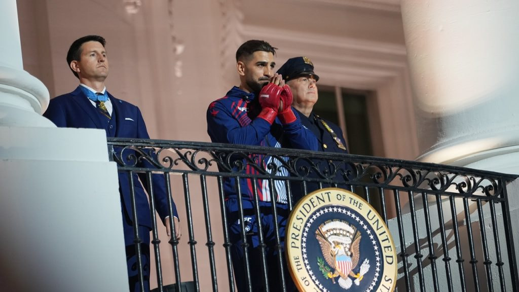 Ilia Topuria posa desde un balcón de la Casa Blanca a su llegada al evento UFC Freedom 250.