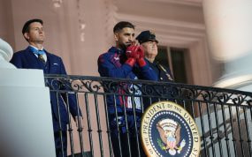 Ilia Topuria posa desde un balcón de la Casa Blanca a su llegada al evento UFC Freedom 250.