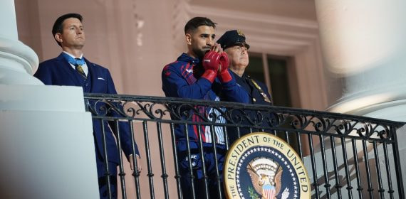Ilia Topuria posa desde un balcón de la Casa Blanca a su llegada al evento UFC Freedom 250.