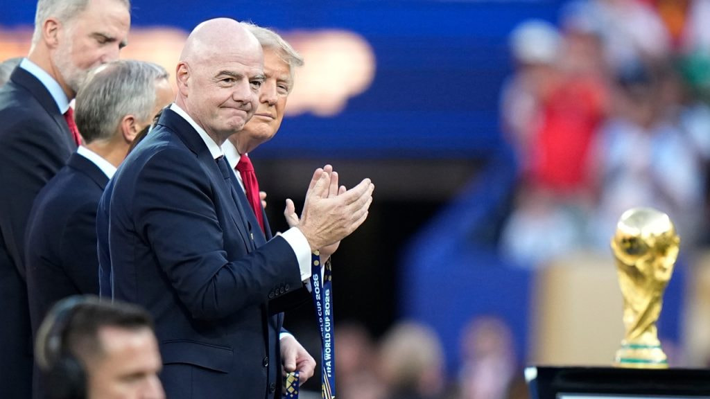 Gianni Infantino delante de Donald Trump y el rey Felipe VI durante la entrega de medallas en la final del Mundial 2026.