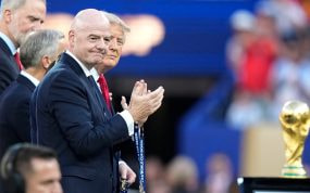 Gianni Infantino delante de Donald Trump y el rey Felipe VI durante la entrega de medallas en la final del Mundial 2026.