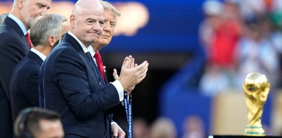 Gianni Infantino delante de Donald Trump y el rey Felipe VI durante la entrega de medallas en la final del Mundial 2026.