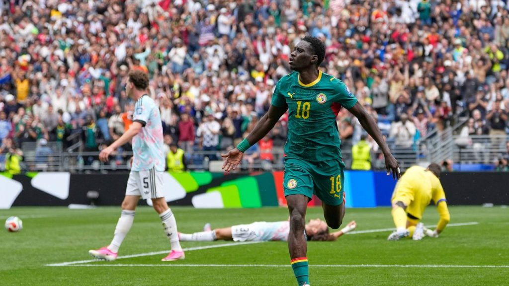 Ismaila Sarr celebra el segundo gol de Senegal ante Bélgica en el partido de dieciseisavos de final del Mundial 2026.
