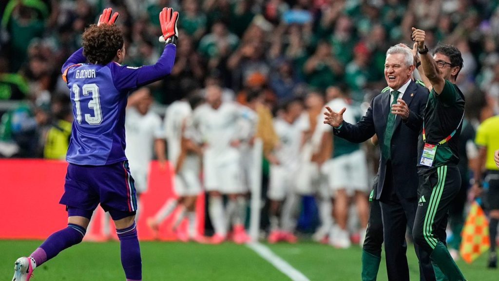 El seleccionador de México Javier Aguirre celebra con el portero Guillermo Ochoa.