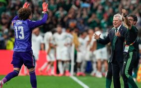 El seleccionador de México Javier Aguirre celebra con el portero Guillermo Ochoa.