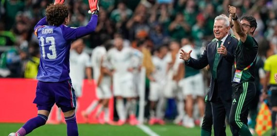 El seleccionador de México Javier Aguirre celebra con el portero Guillermo Ochoa.