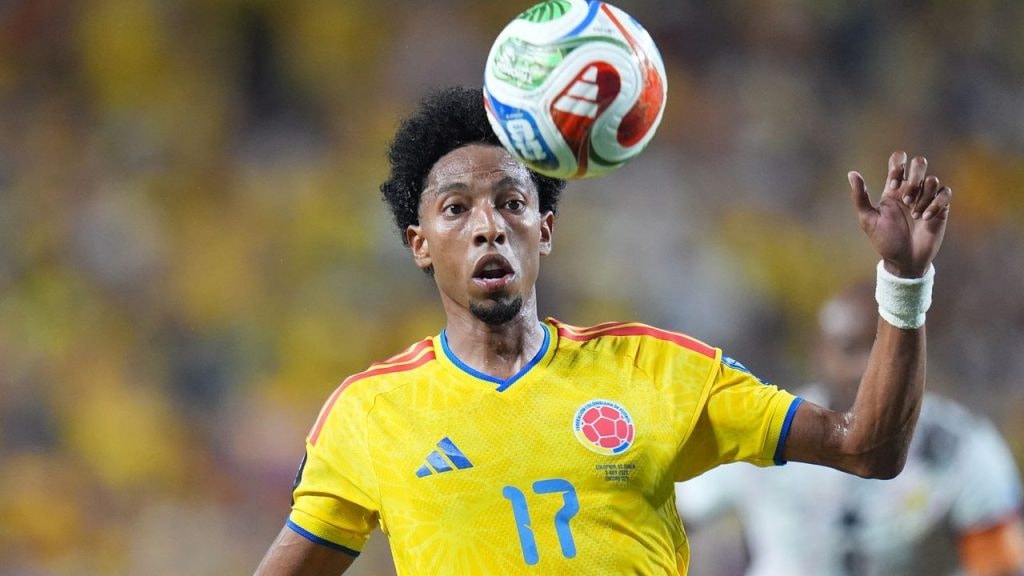 Johan Mojica controla el balón en el partido de Colombia ante Ghana en el Mundial 2026
