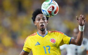 Johan Mojica controla el balón en el partido de Colombia ante Ghana en el Mundial 2026