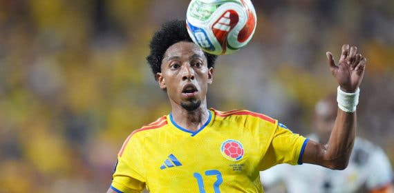 Johan Mojica controla el balón en el partido de Colombia ante Ghana en el Mundial 2026