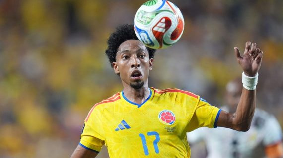 Johan Mojica controla el balón en el partido de Colombia ante Ghana en el Mundial 2026