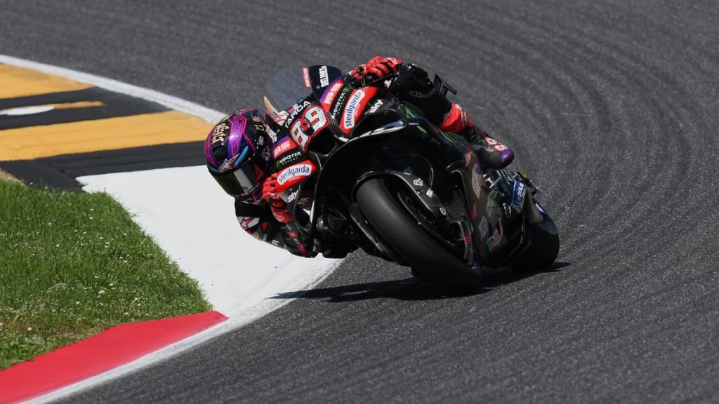 Jorge Martín toma una curva con su Aprilia durante el Gran Premio de La Toscana de MotoGP 2026.