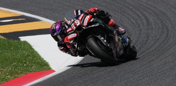 Jorge Martín toma una curva con su Aprilia durante el Gran Premio de La Toscana de MotoGP 2026.