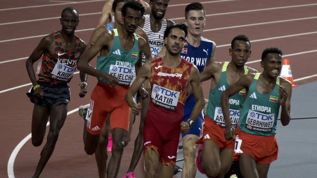 Mohamed Katir corre en el grupo de cabeza de la final de 5.000 metros del Mundial de Budapest 2023