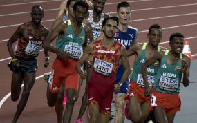 Mohamed Katir corre en el grupo de cabeza de la final de 5.000 metros del Mundial de Budapest 2023