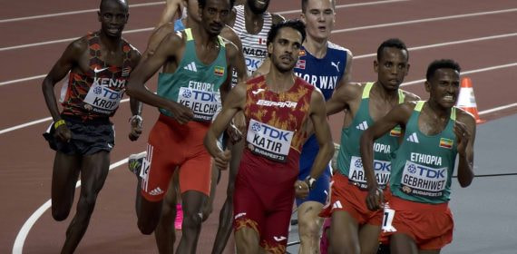 Mohamed Katir corre en el grupo de cabeza de la final de 5.000 metros del Mundial de Budapest 2023