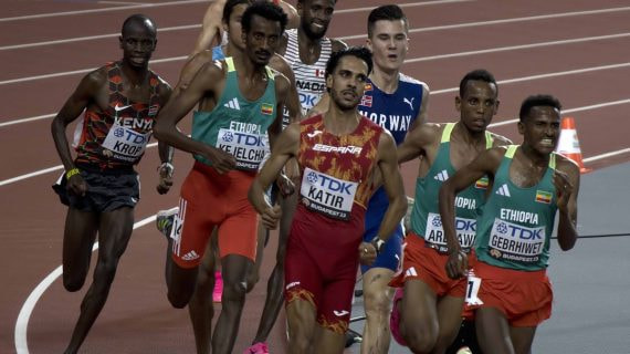 Mohamed Katir corre en el grupo de cabeza de la final de 5.000 metros del Mundial de Budapest 2023