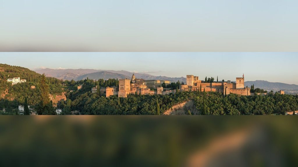 La Alhambra de Granada al atardecer, con Sierra Nevada al fondo