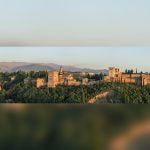 La Alhambra de Granada al atardecer, con Sierra Nevada al fondo