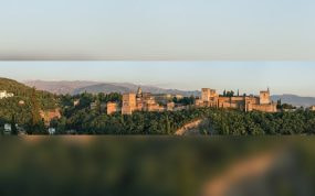 La Alhambra de Granada al atardecer, con Sierra Nevada al fondo