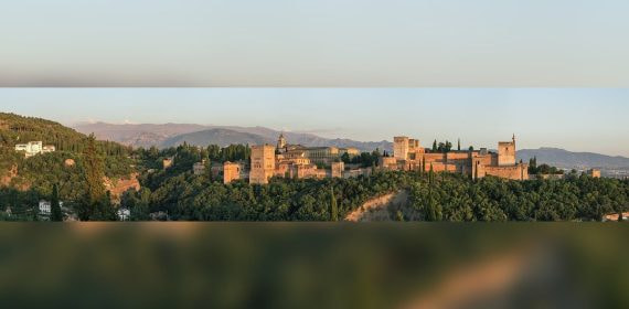 La Alhambra de Granada al atardecer, con Sierra Nevada al fondo