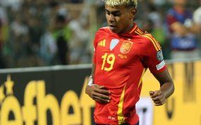 Lamine Yamal conduce el balón con la camiseta de España durante un partido internacional