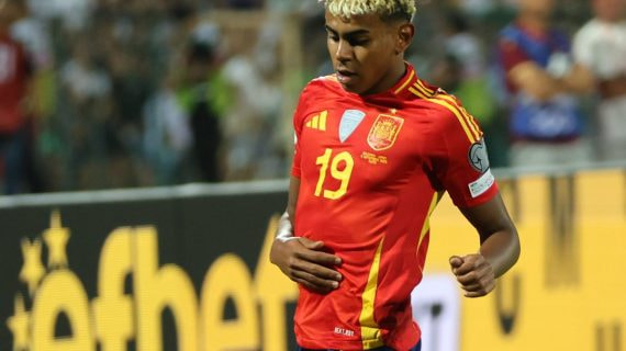 Lamine Yamal conduce el balón con la camiseta de España durante un partido internacional