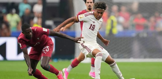 Lamine Yamal intenta controlar el balón ante la marca de Nuno Mendes y la presencia de Vitinha.