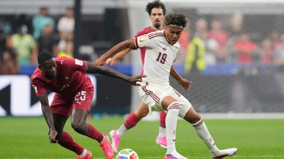 Lamine Yamal intenta controlar el balón ante la marca de Nuno Mendes y la presencia de Vitinha.