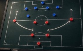 Pizarra táctica de fútbol con flechas que llevan a los laterales desde la banda hacia el mediocampo