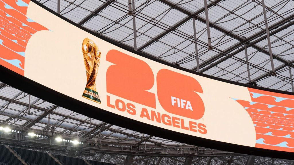 Logo del Mundial 2026 sobre una pantalla gigante del SoFi Stadium de Los Ángeles.