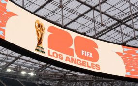Logo del Mundial 2026 sobre una pantalla gigante del SoFi Stadium de Los Ángeles.