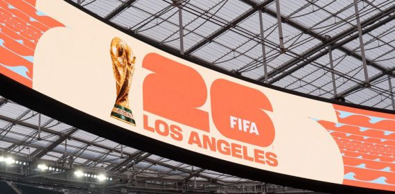 Logo del Mundial 2026 sobre una pantalla gigante del SoFi Stadium de Los Ángeles.