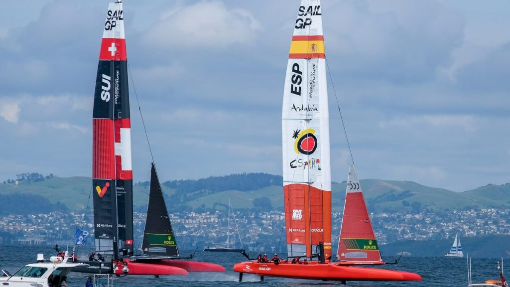 El F50 español de Los Gallos navega junto al catamarán suizo en la gran final de SailGP en San Francisco