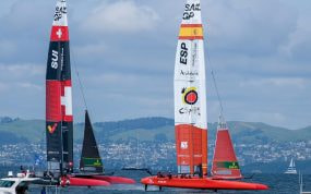 El F50 español de Los Gallos navega junto al catamarán suizo en la gran final de SailGP en San Francisco