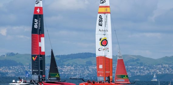 El F50 español de Los Gallos navega junto al catamarán suizo en la gran final de SailGP en San Francisco