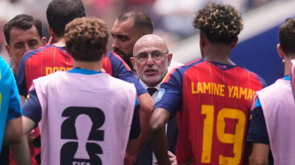 Luis de la Fuente habla con sus jugadores durante un parón de hidratación en el partido ante Austria del Mundial 2026.