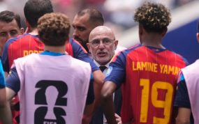 Luis de la Fuente habla con sus jugadores durante un parón de hidratación en el partido ante Austria del Mundial 2026.