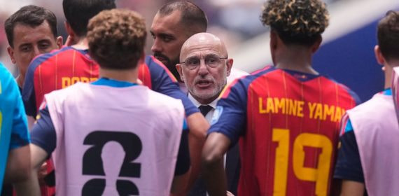 Luis de la Fuente habla con sus jugadores durante un parón de hidratación en el partido ante Austria del Mundial 2026.